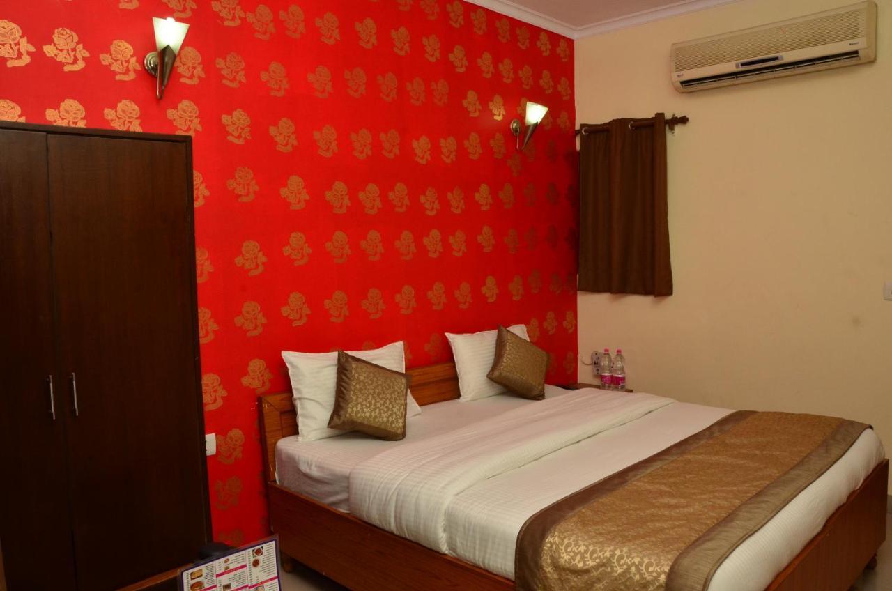 Hotel O Mahipalpur Inn Nueva Delhi Exterior foto